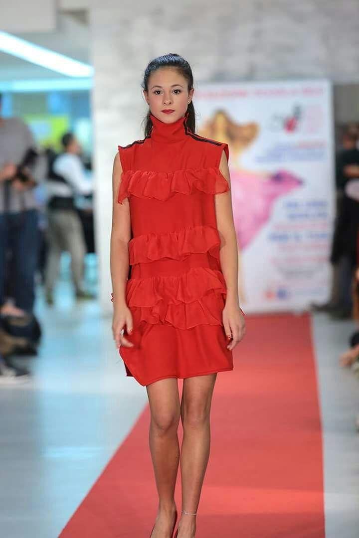 Modèle avec robe faite main sur podium