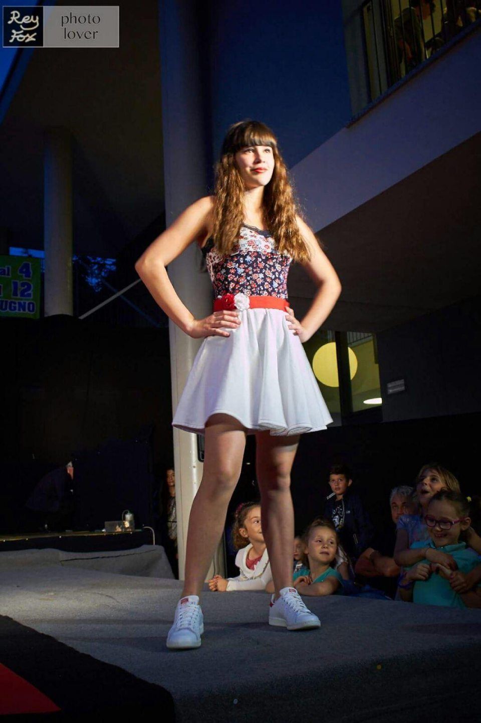 Modèle en robe blanche