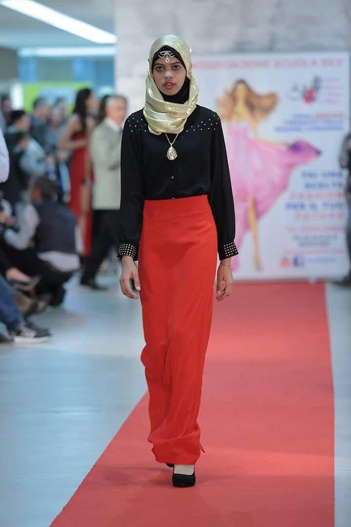 Modèle en robe noire et rouge