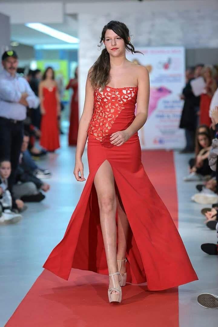 Modèle avec robe faite main