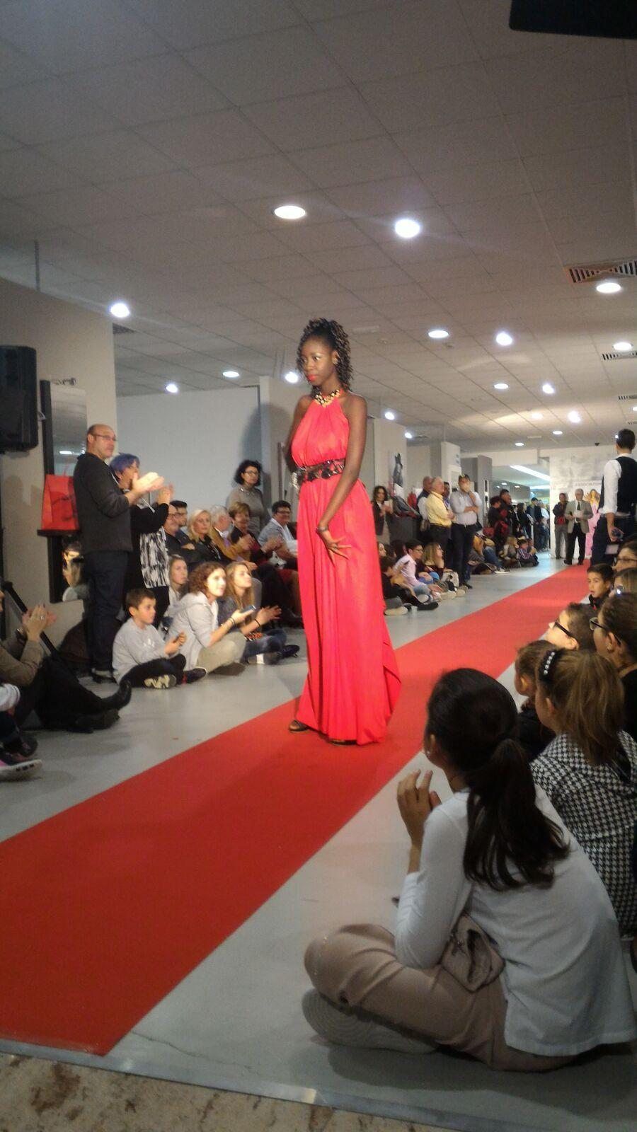 Modèle avec robe faite main sur le podium