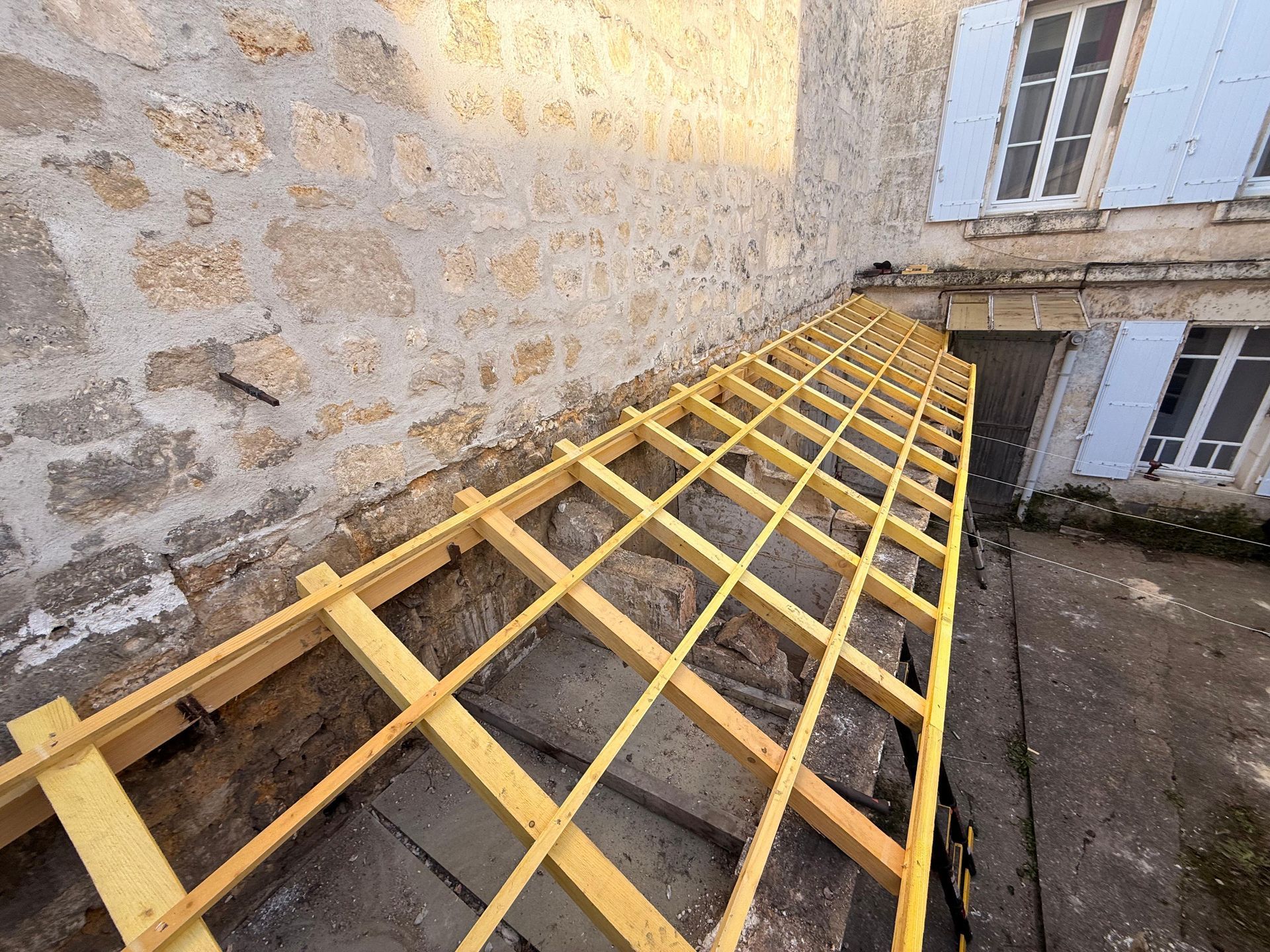 Pose d'une toiture avant