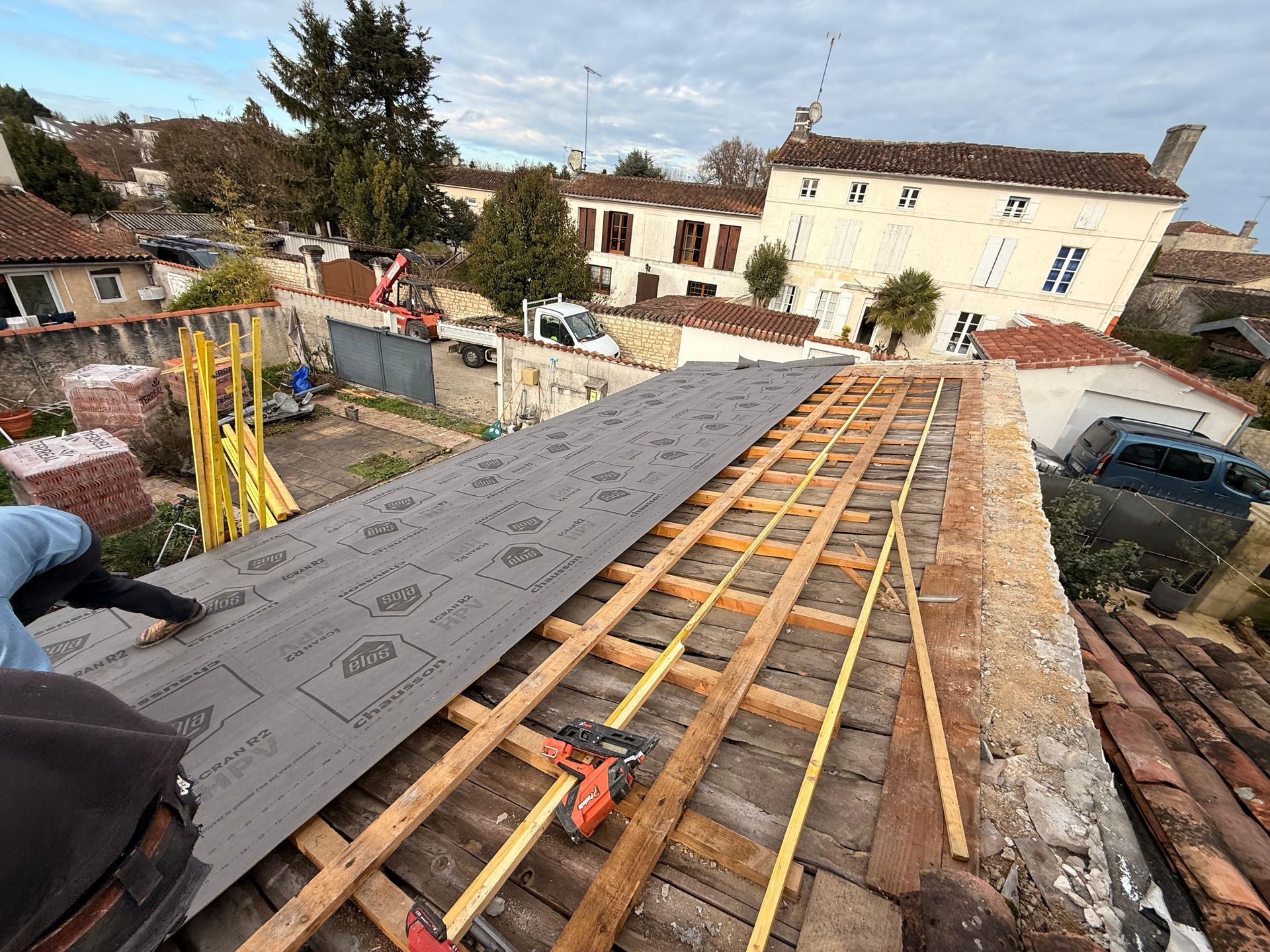 Pose d'une toiture complète avant