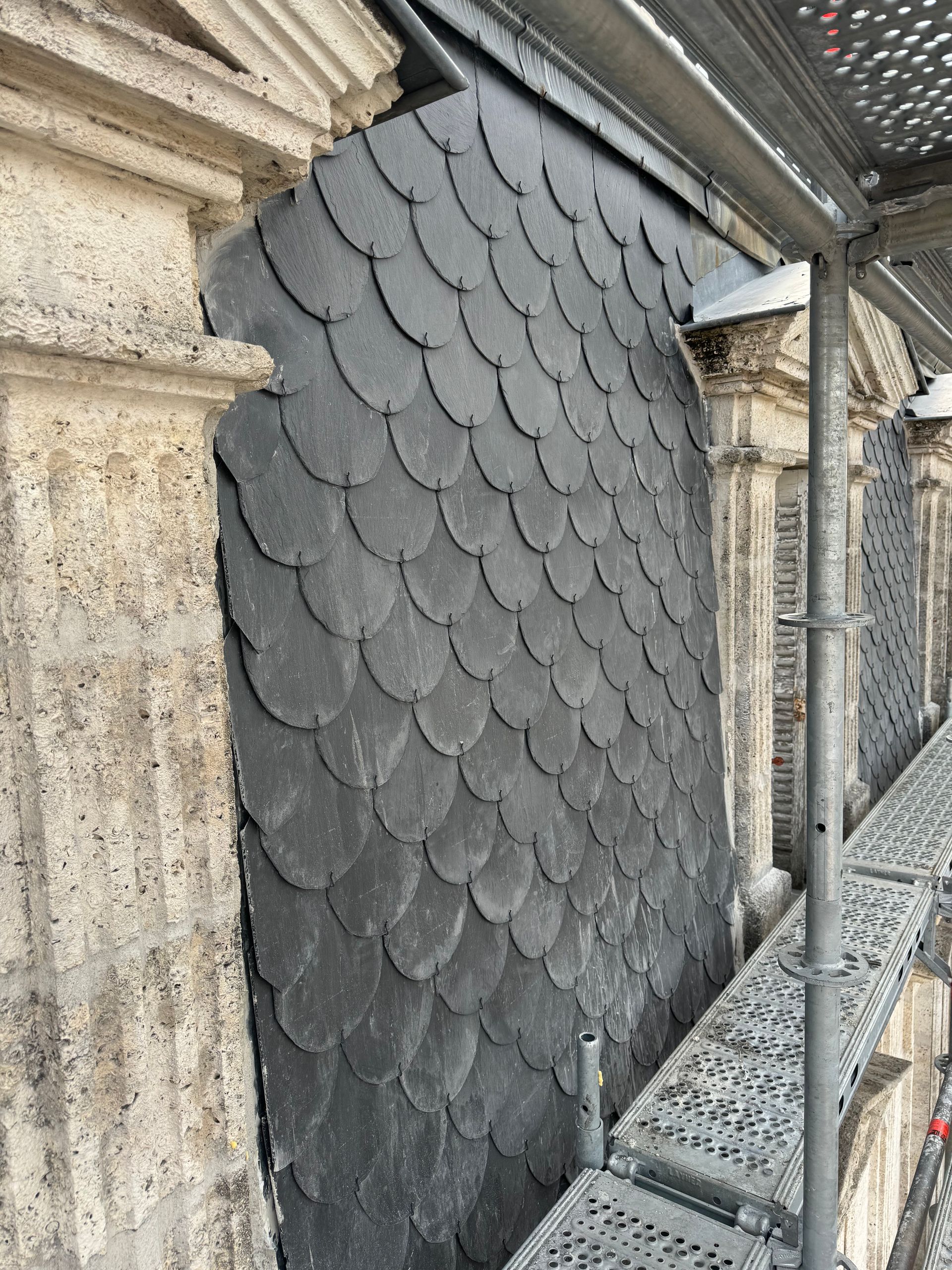 Brisis ardoise en écailles de poisson