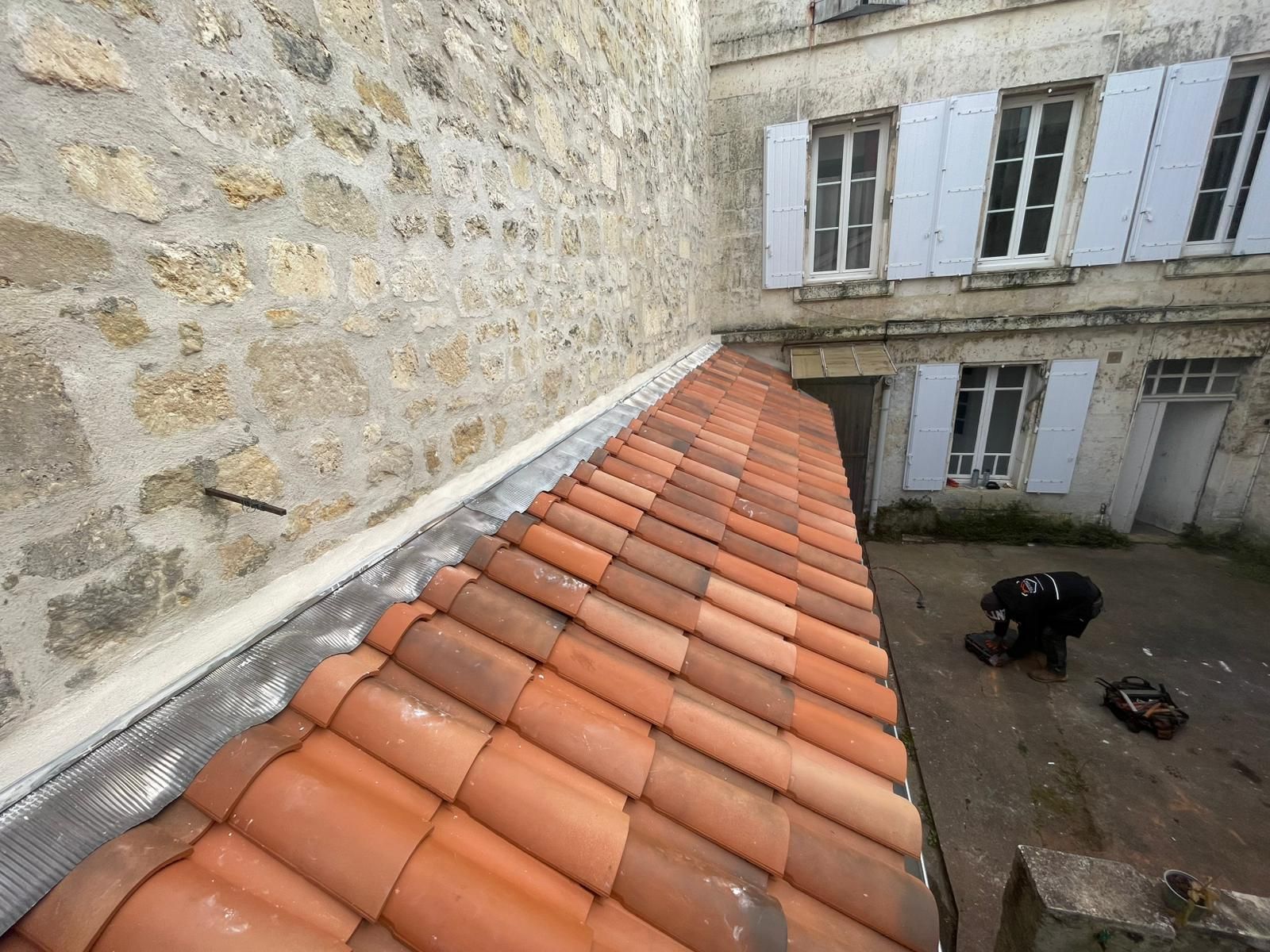 Pose d'une toiture après