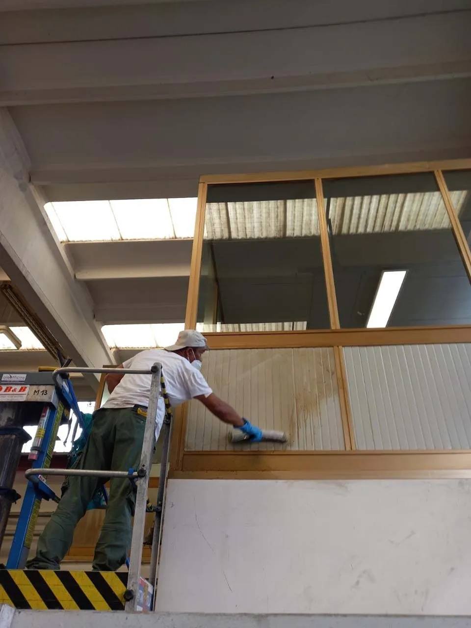 lavori di pulizia su piattaforme