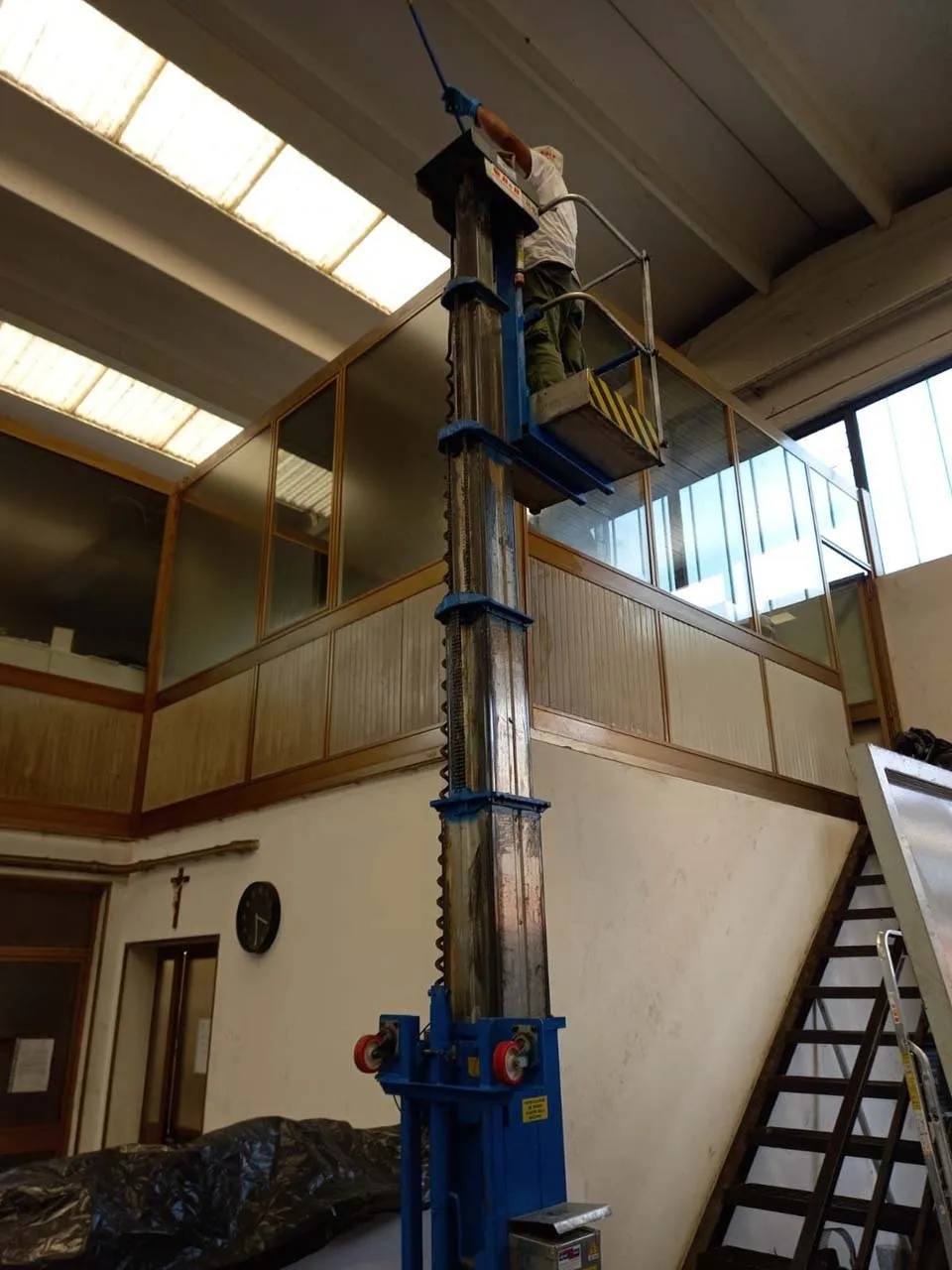 piattaforma per pulizia soffitto