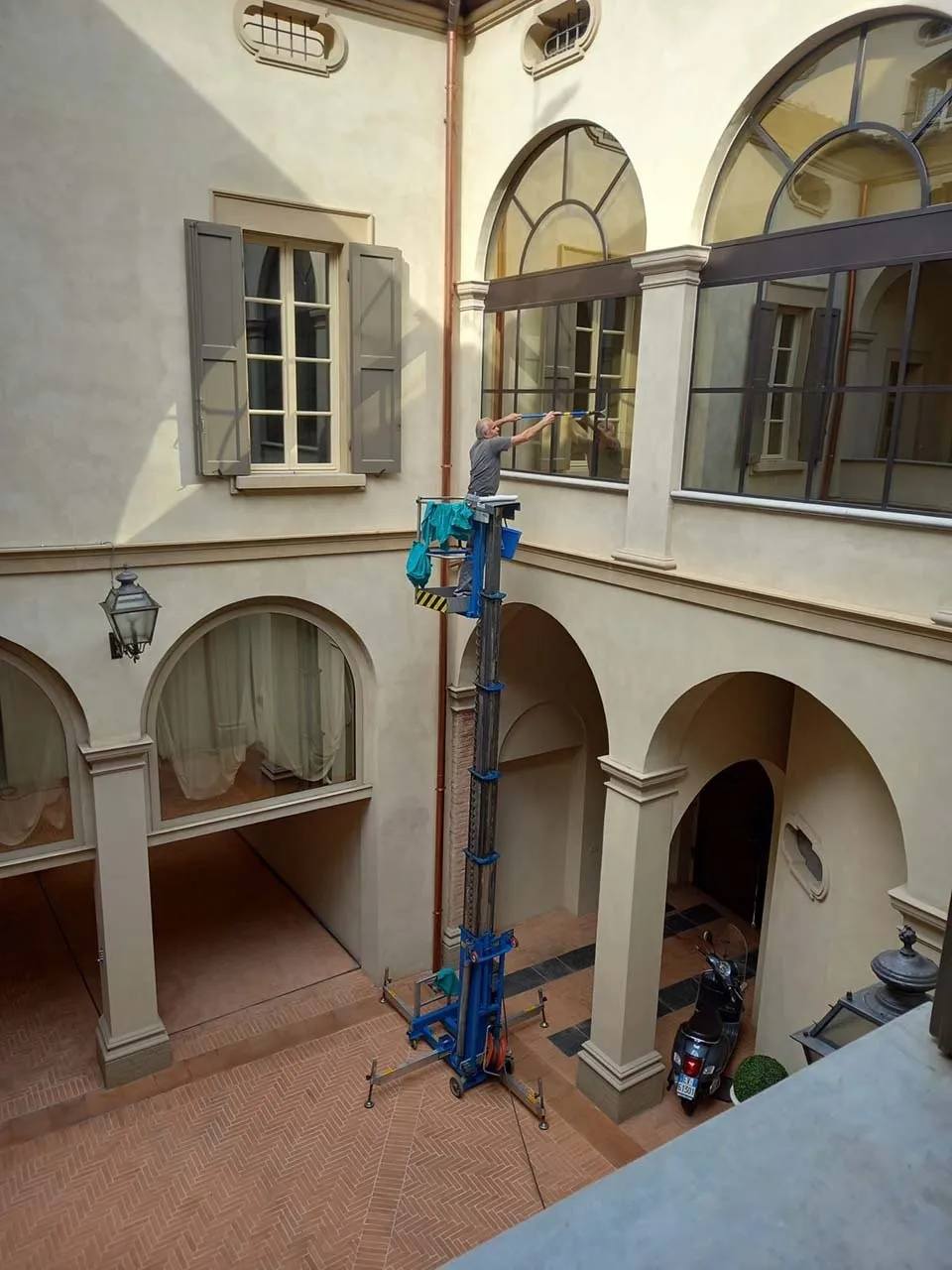 piattaforma per pulizie edificio storico