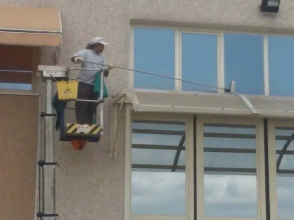 piattaforma per pulizie industriali