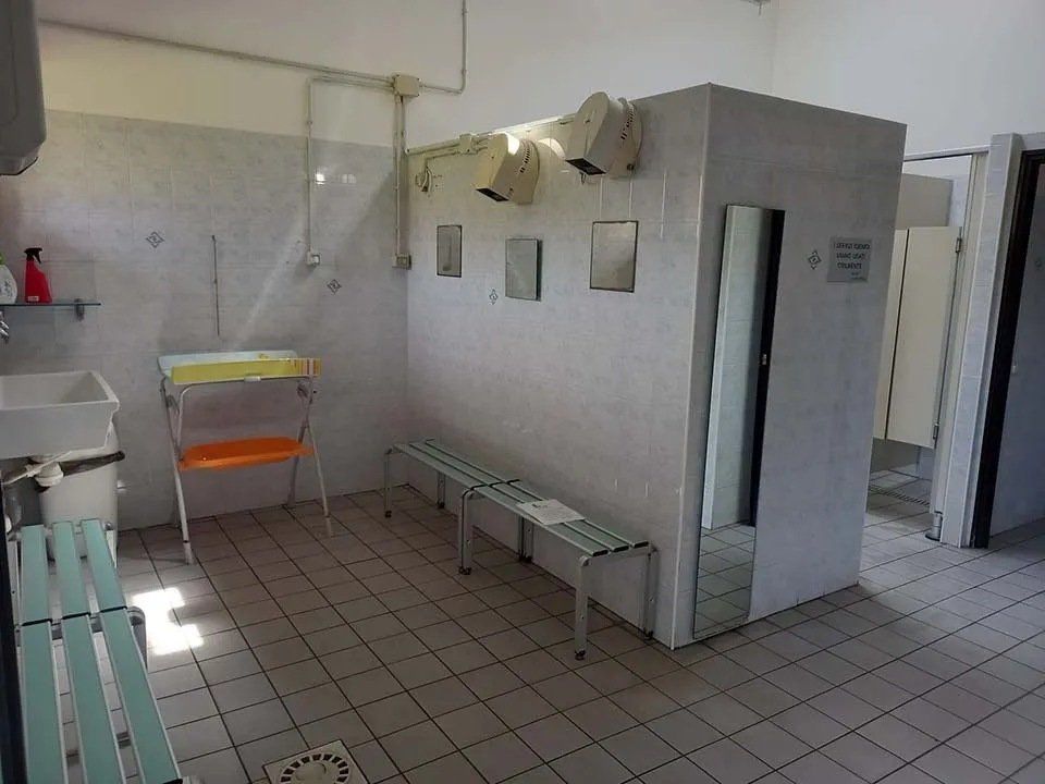 pulizia spogliatoi piscina