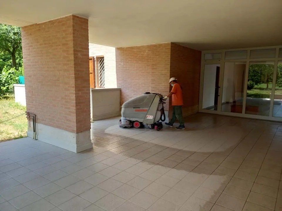 pulizia esterno di un condominio