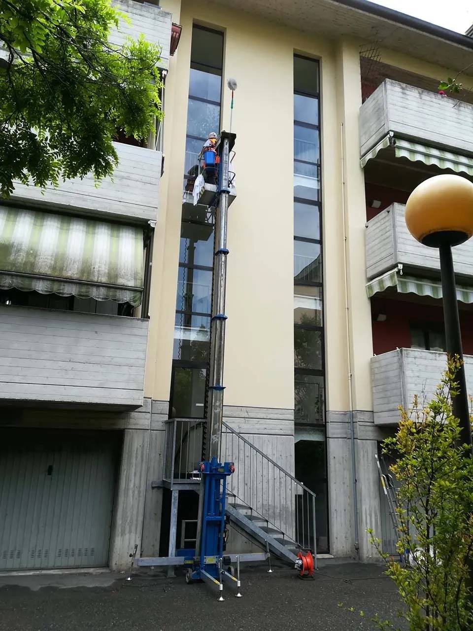 piattaforme aeree per pulizie condominiali