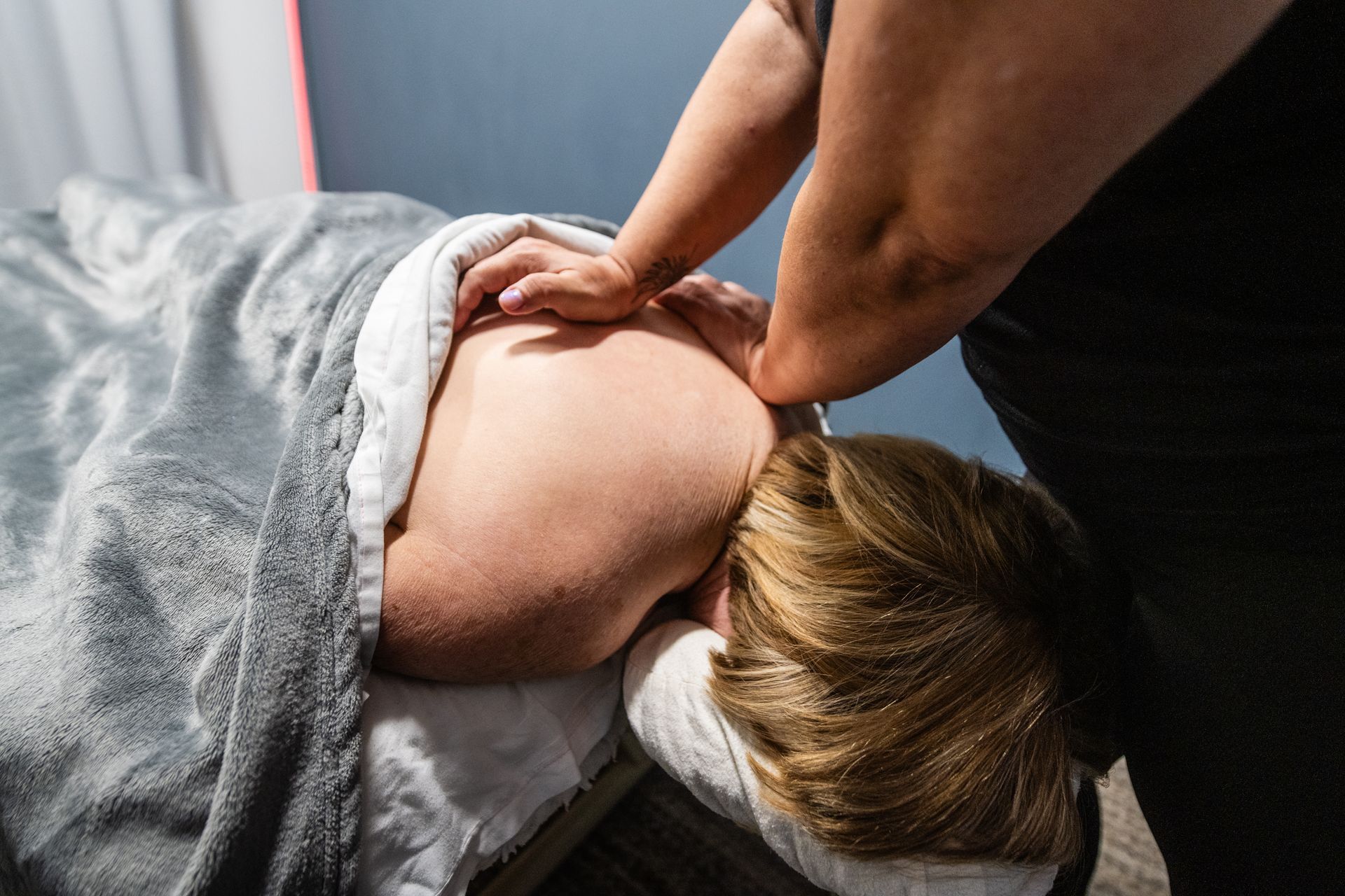 client receiving neck and back massage at casey healing wellness