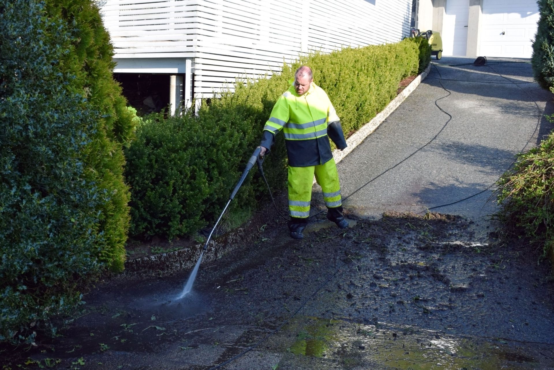 Pressure cleaning a driveway a home in Melbourne