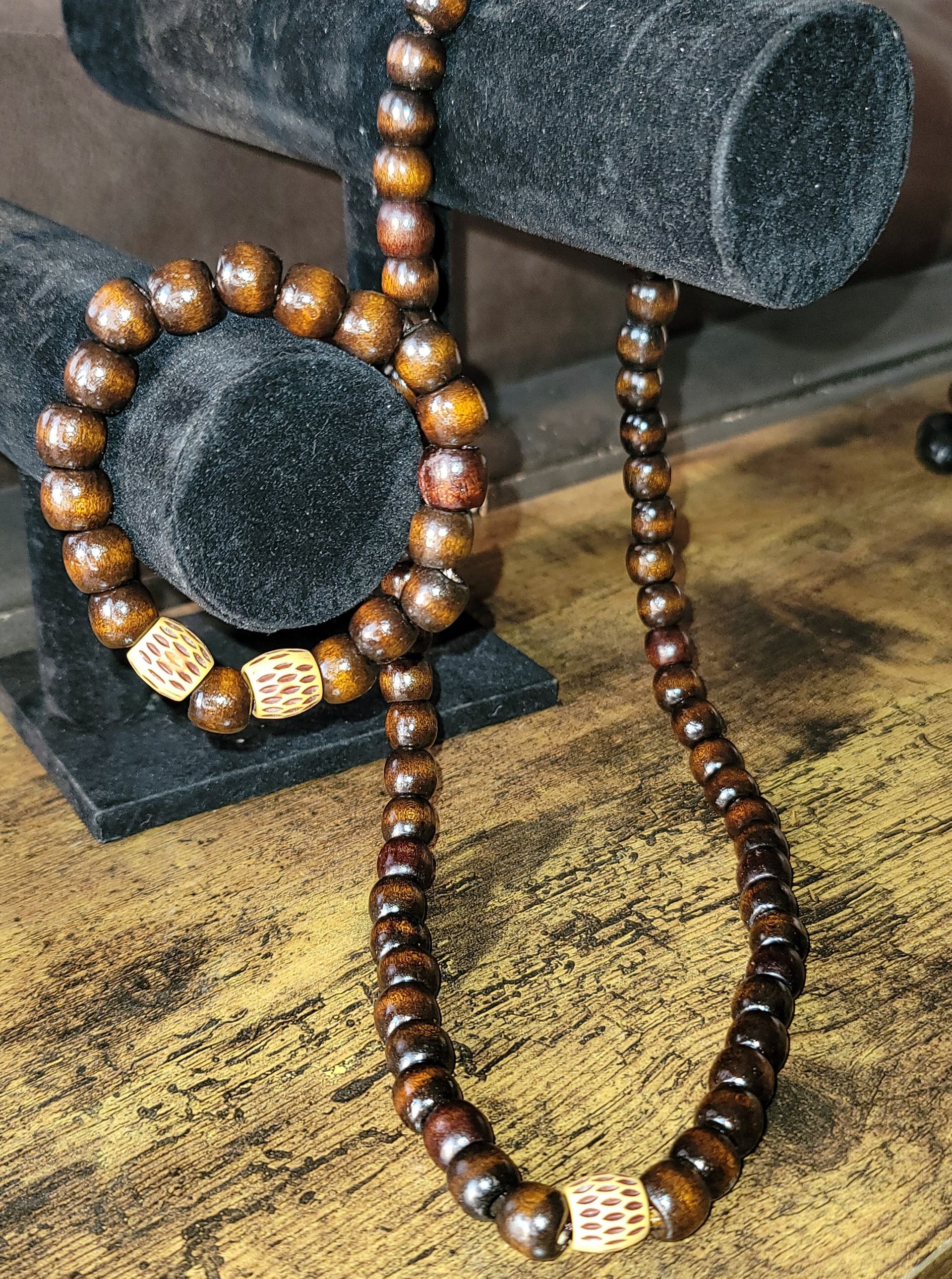 Upgrade your accessory collection with this men’s brown wooden bead necklace—a classic, nature-inspired piece. Shop now!