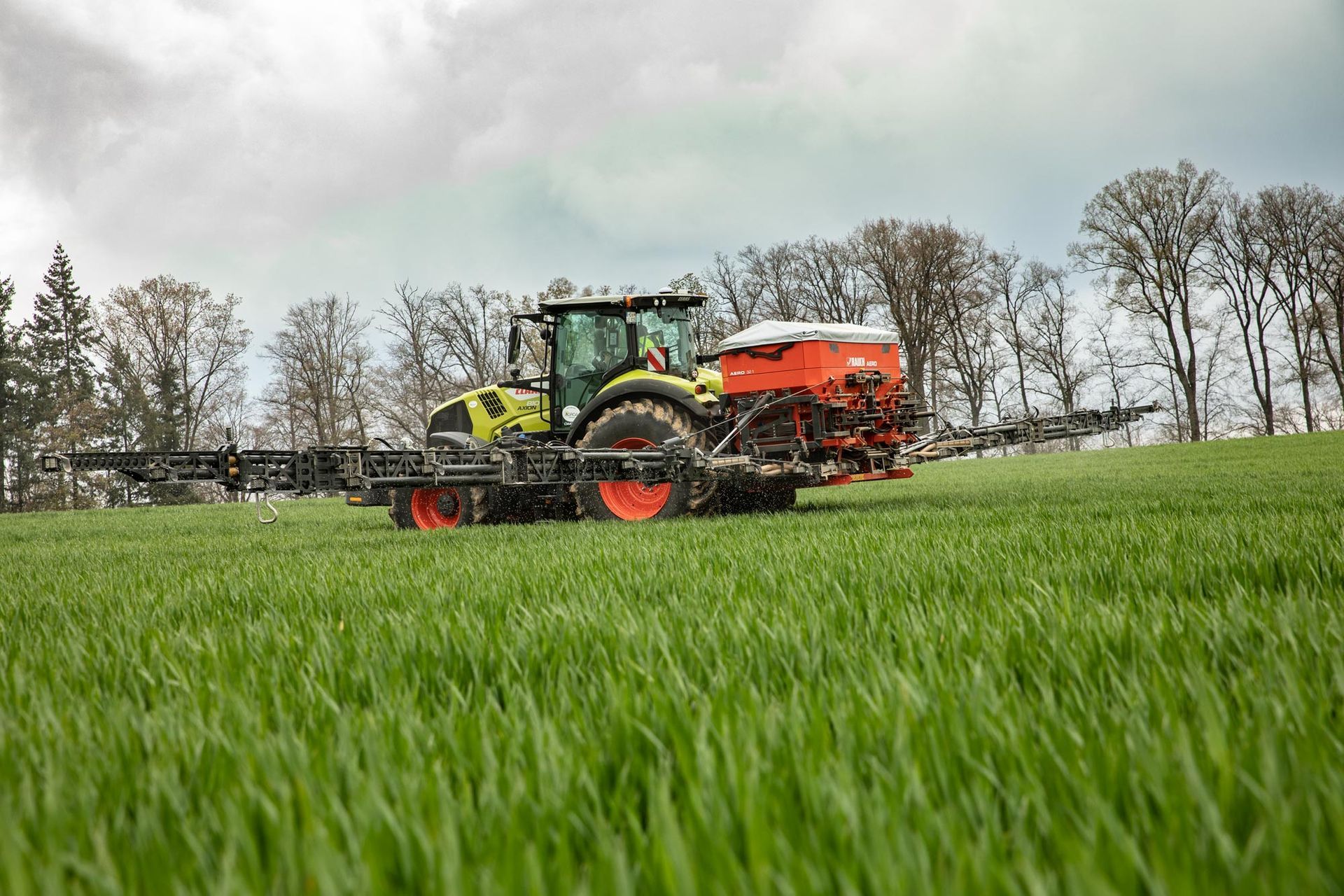 Zwei Männer stehen auf einem Feld und halten eine Drohne.