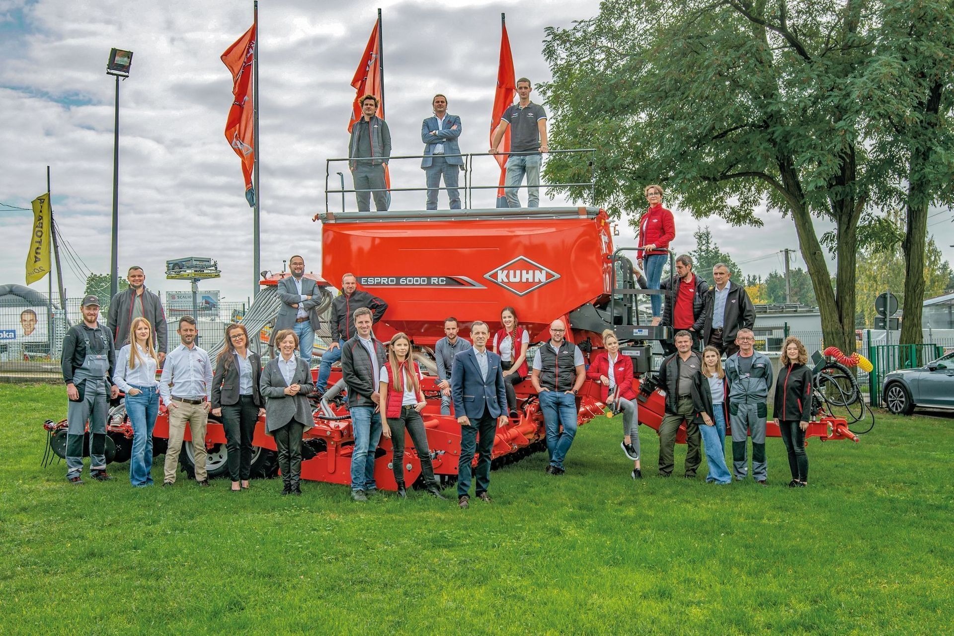 Mitarbeiter von KUHN posiert im Freien mit einer Landmaschine.