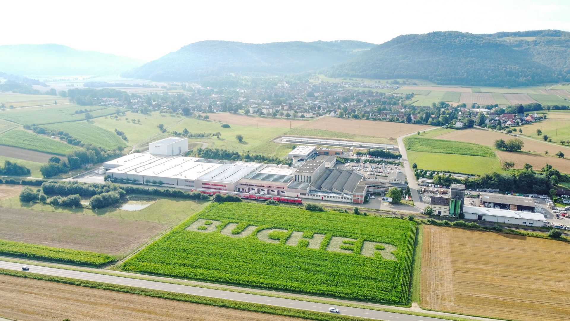 Ein gelber Pickup steht vor einem Gebäude mit der Aufschrift „fts“