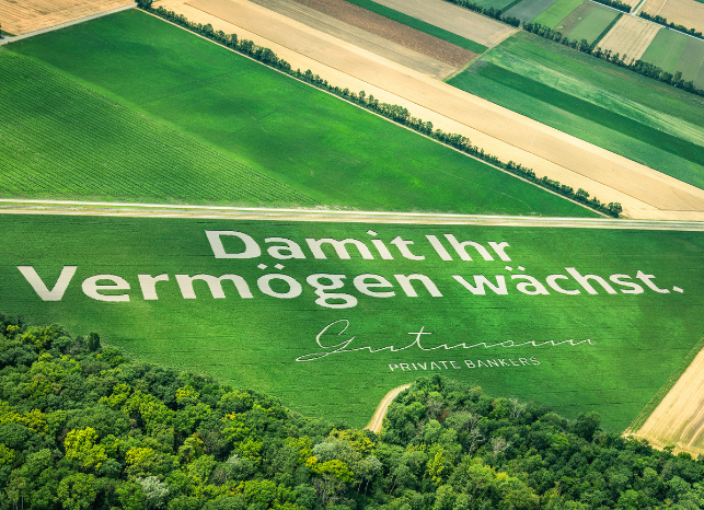 Ein Mann sitzt auf einem Quad auf einem Feld.