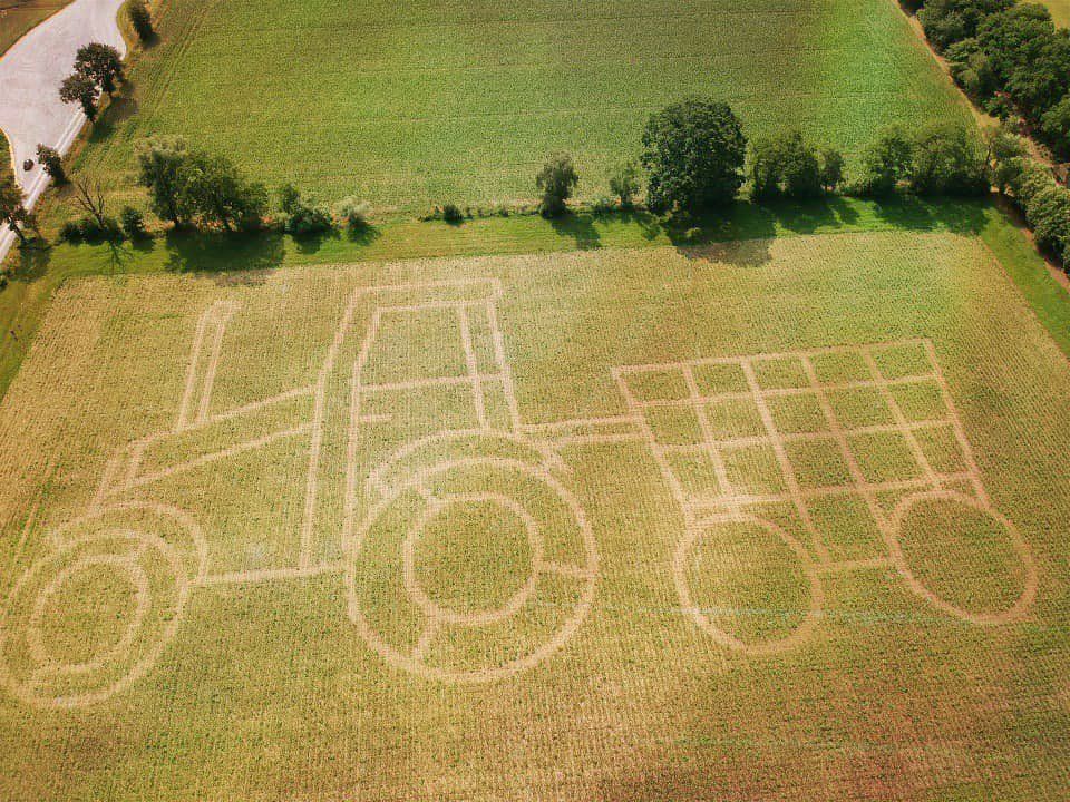 Eine Luftaufnahme eines Feldes, auf dem ein Traktor gezeichnet ist.