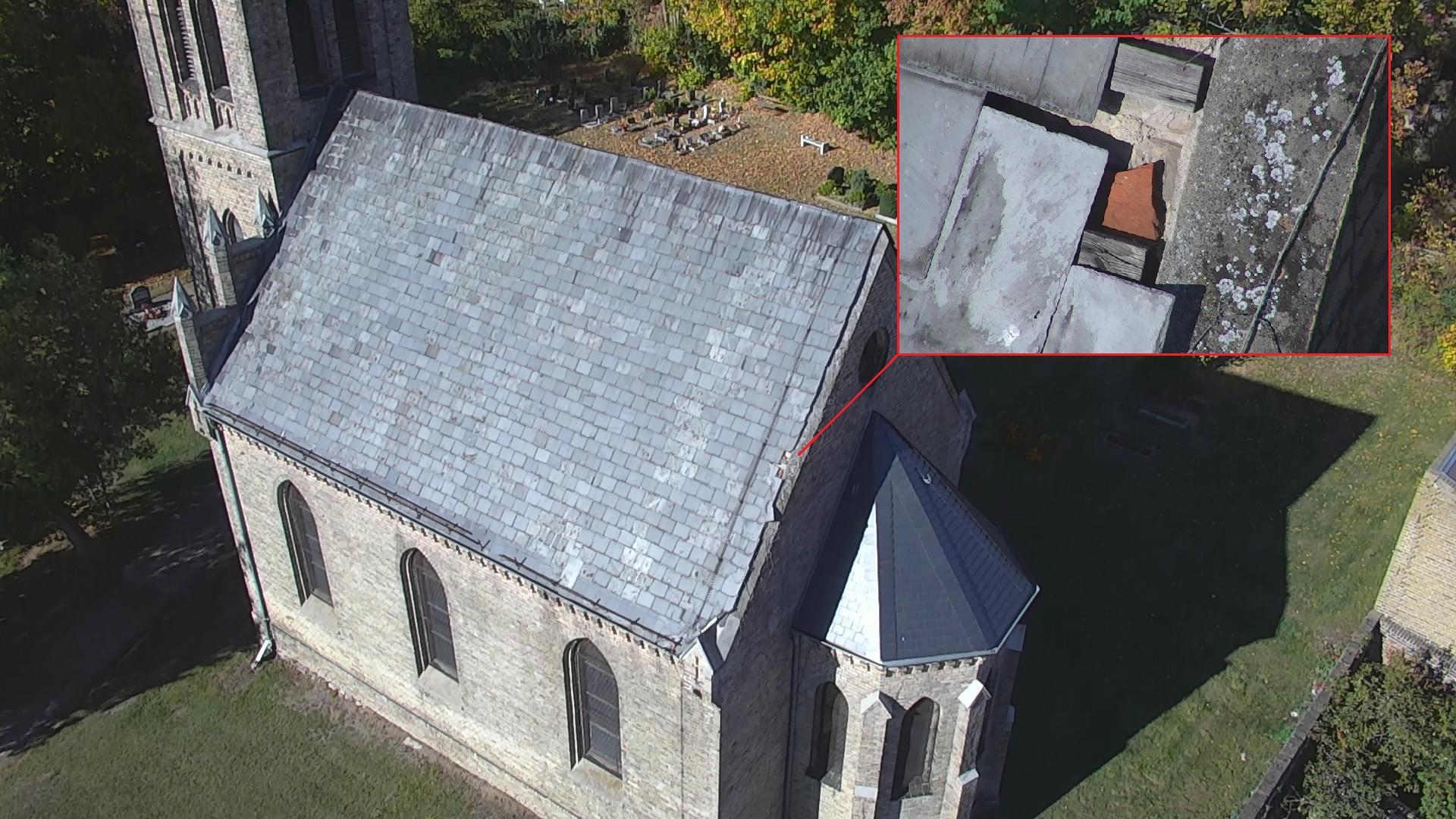 Eine Luftaufnahme einer Kirche mit Schieferdach.