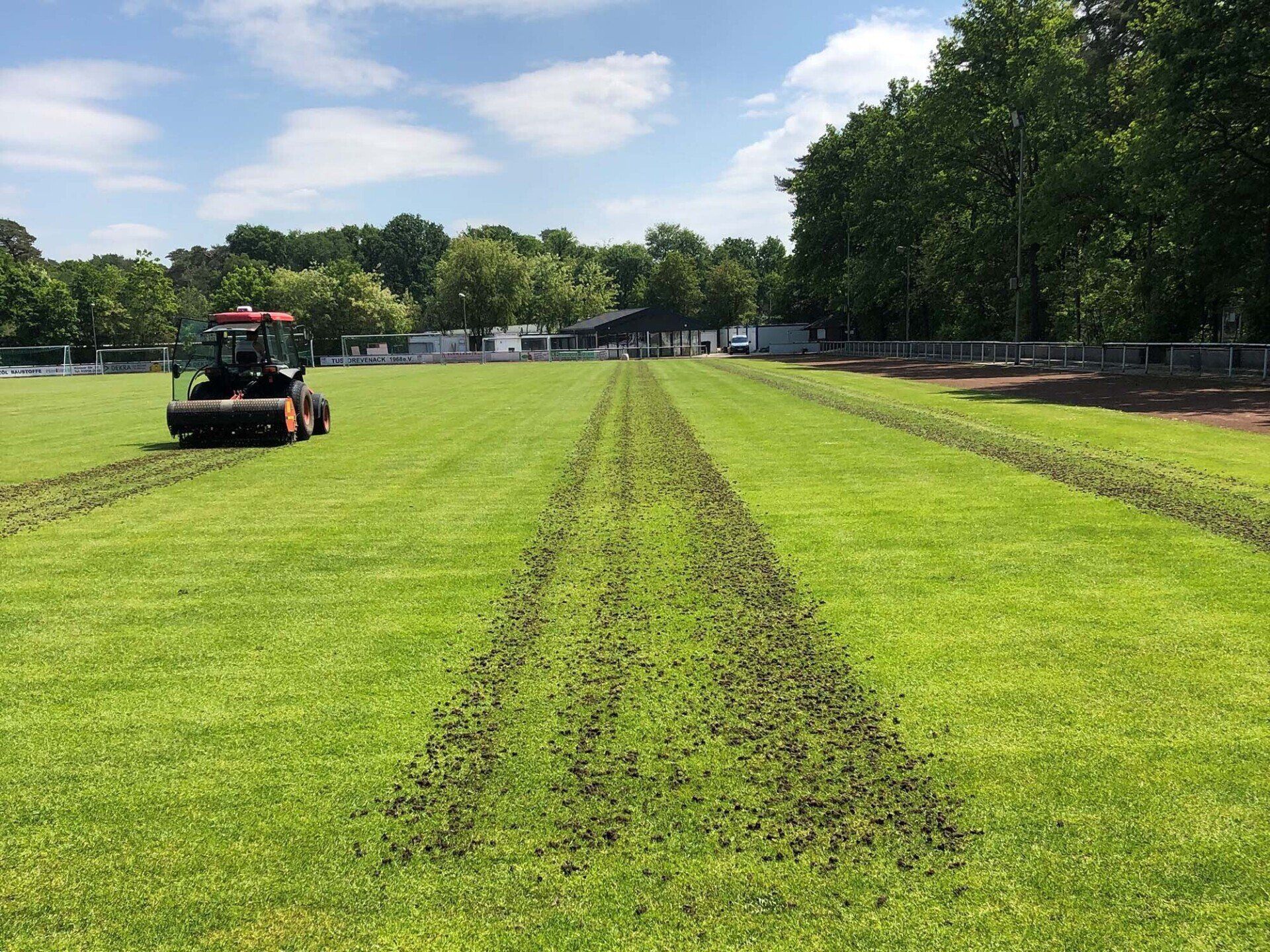 Ein Traktor mäht eine üppig grüne Wiese.