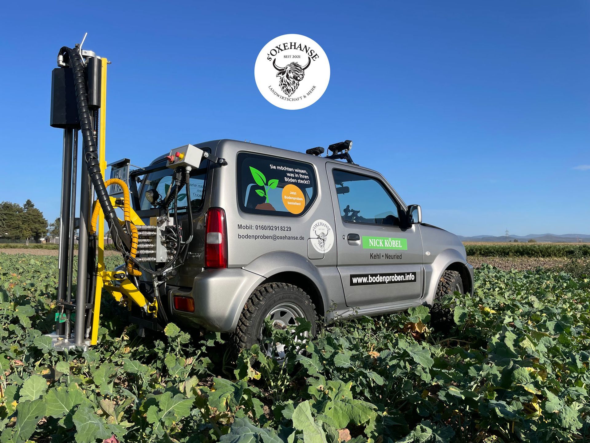 Zwei Männer stehen vor einem John Deere-Händler