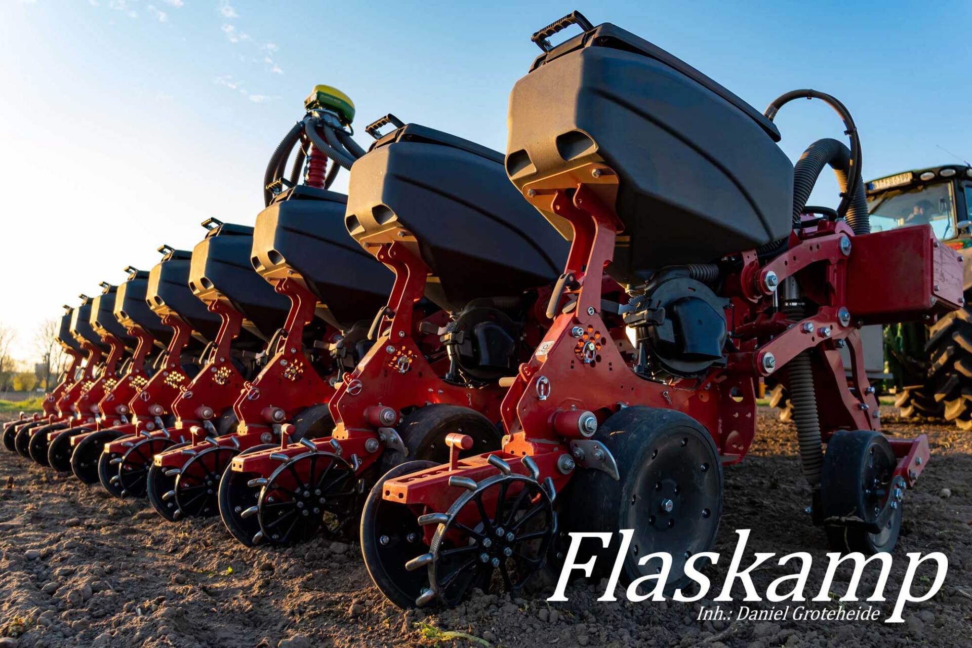 Eine Reihe von Traktoren sind in einem Feld aufgereiht mit dem Wort Flaskkamp auf der Unterseite