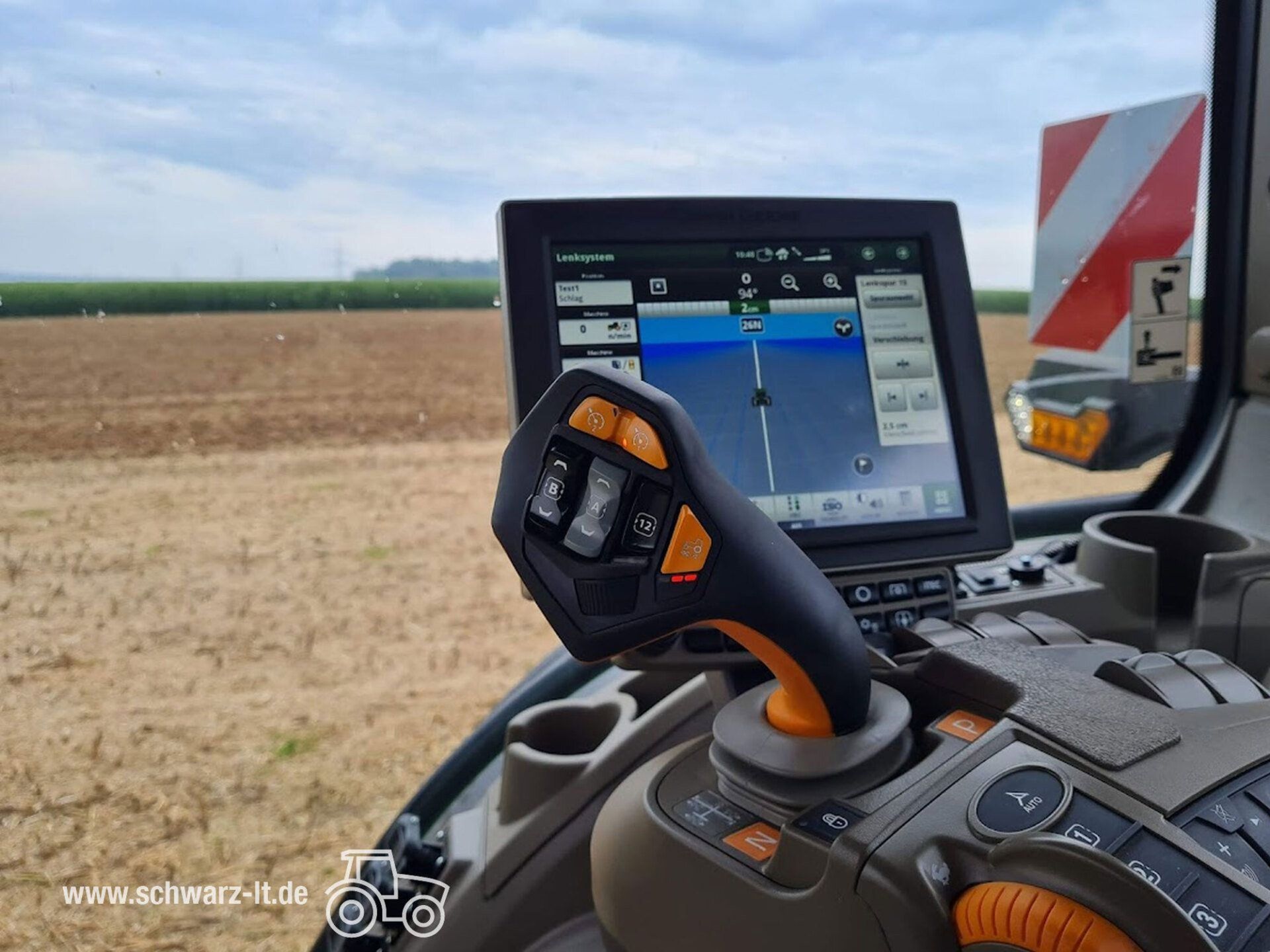 Das Innere eines Traktors mit einem Monitor auf dem Armaturenbrett.