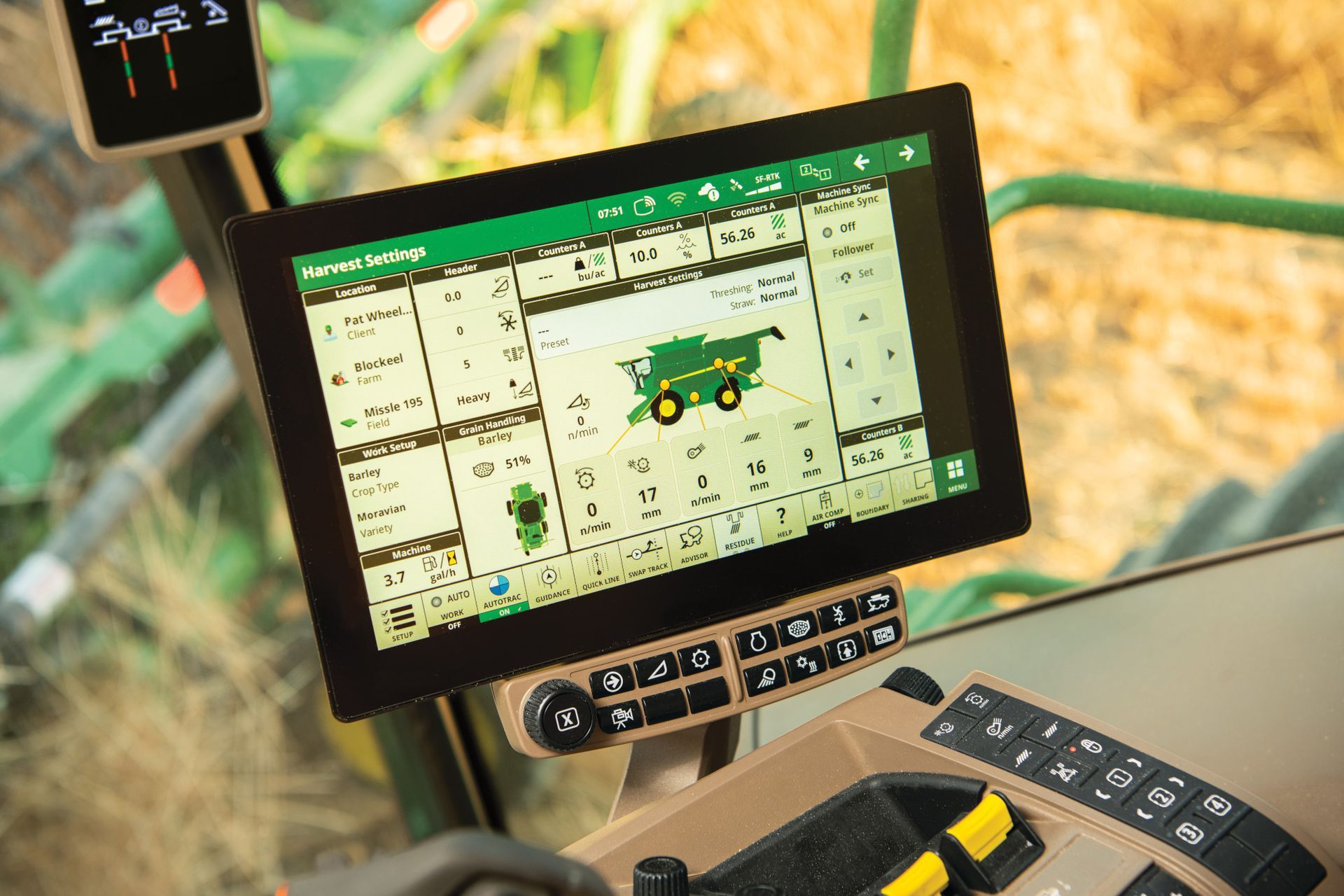 Auf dem Armaturenbrett eines Traktors steht ein Computermonitor.