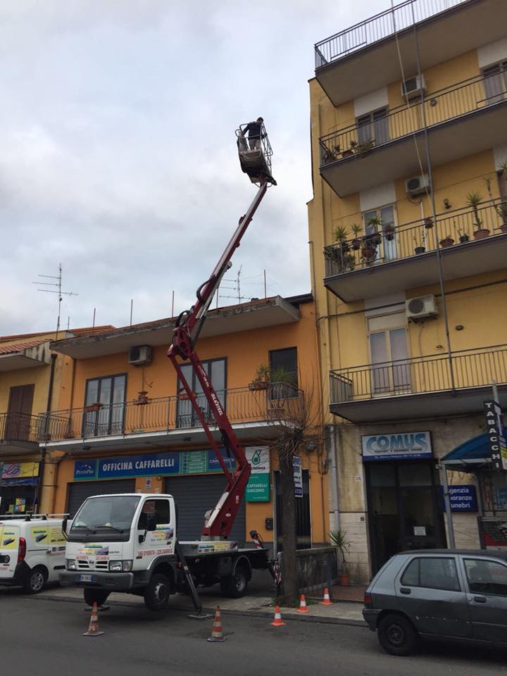 mezzo con cestello con operatore
