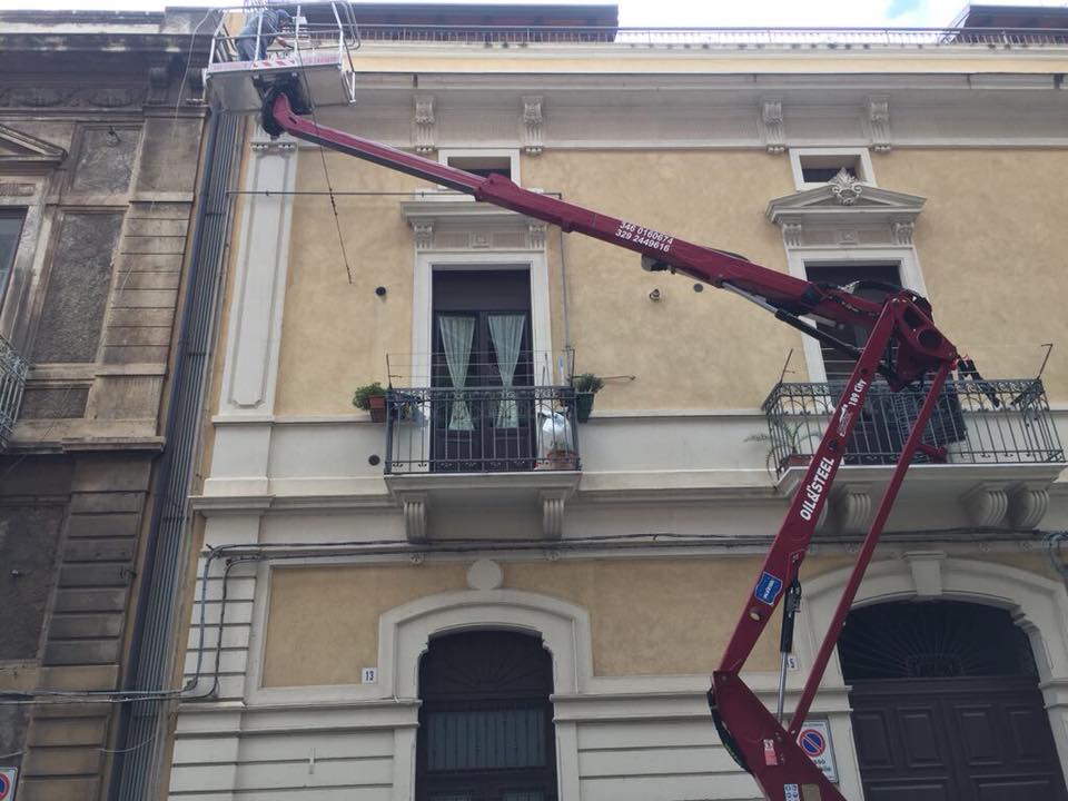 mezzo con cestello con operatore durante una installazione