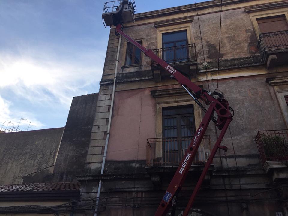 mezzo con cestello con operatore impegnato