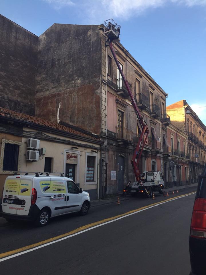 mezzo con cestello in azione