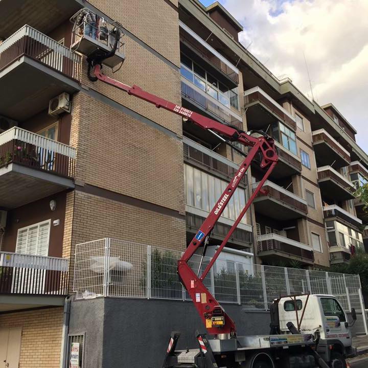 mezzo con cestello sollevato