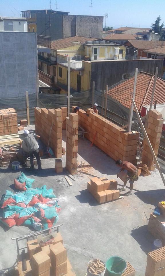 lavoro edile in quota in cantiere