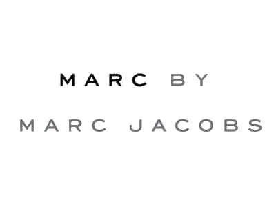 Il logo di Marc by Marc Jacobs è su sfondo bianco.
