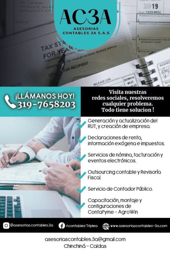 Una persona está sentada en una mesa escribiendo en un trozo de papel.