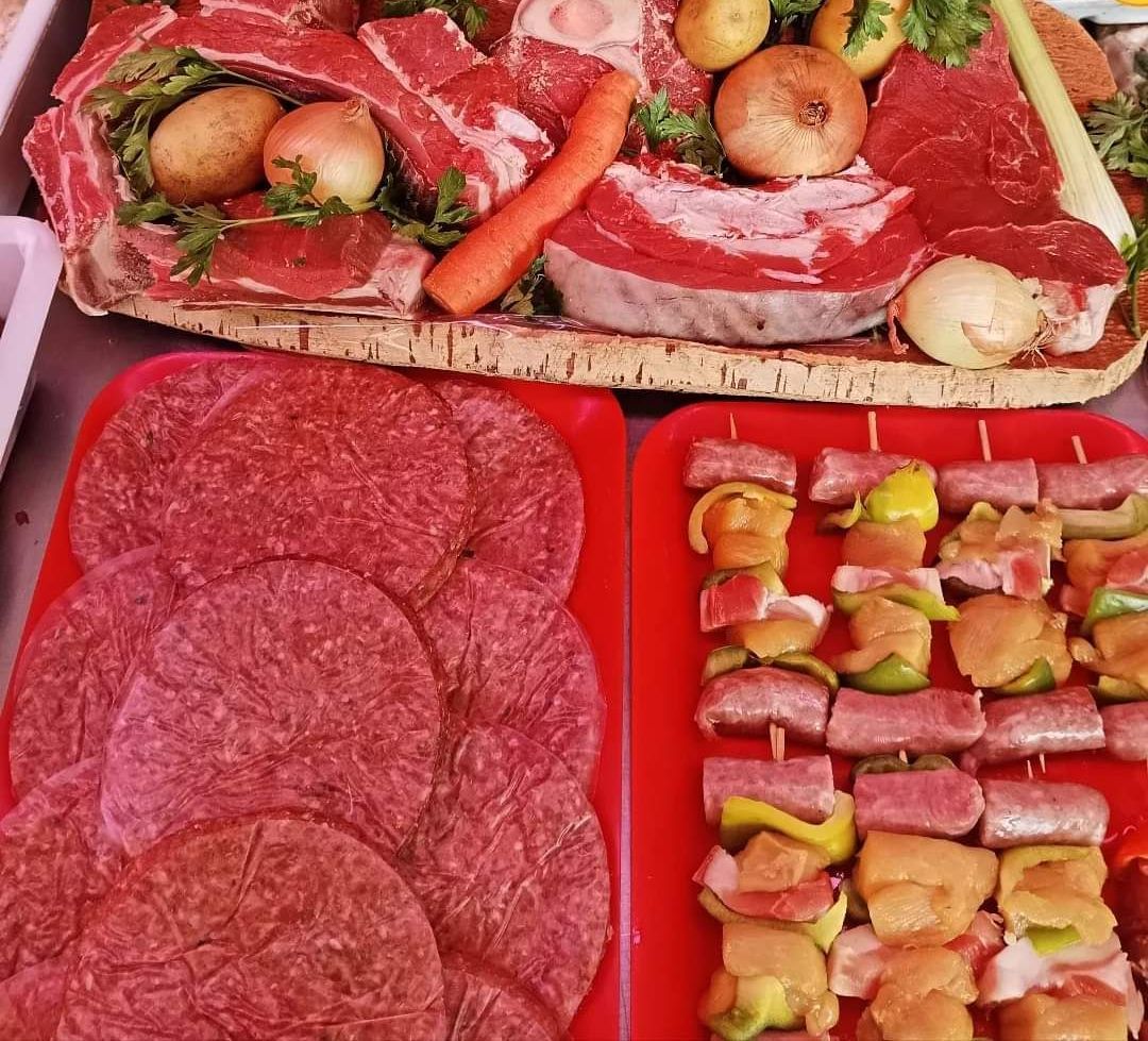 hamburger di carne e spiedini di carne bovina