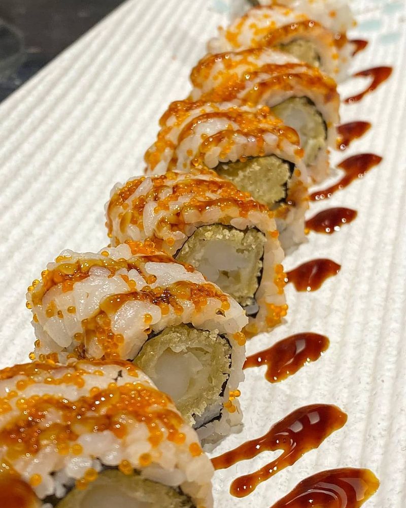 sushi con uova di pesce volante