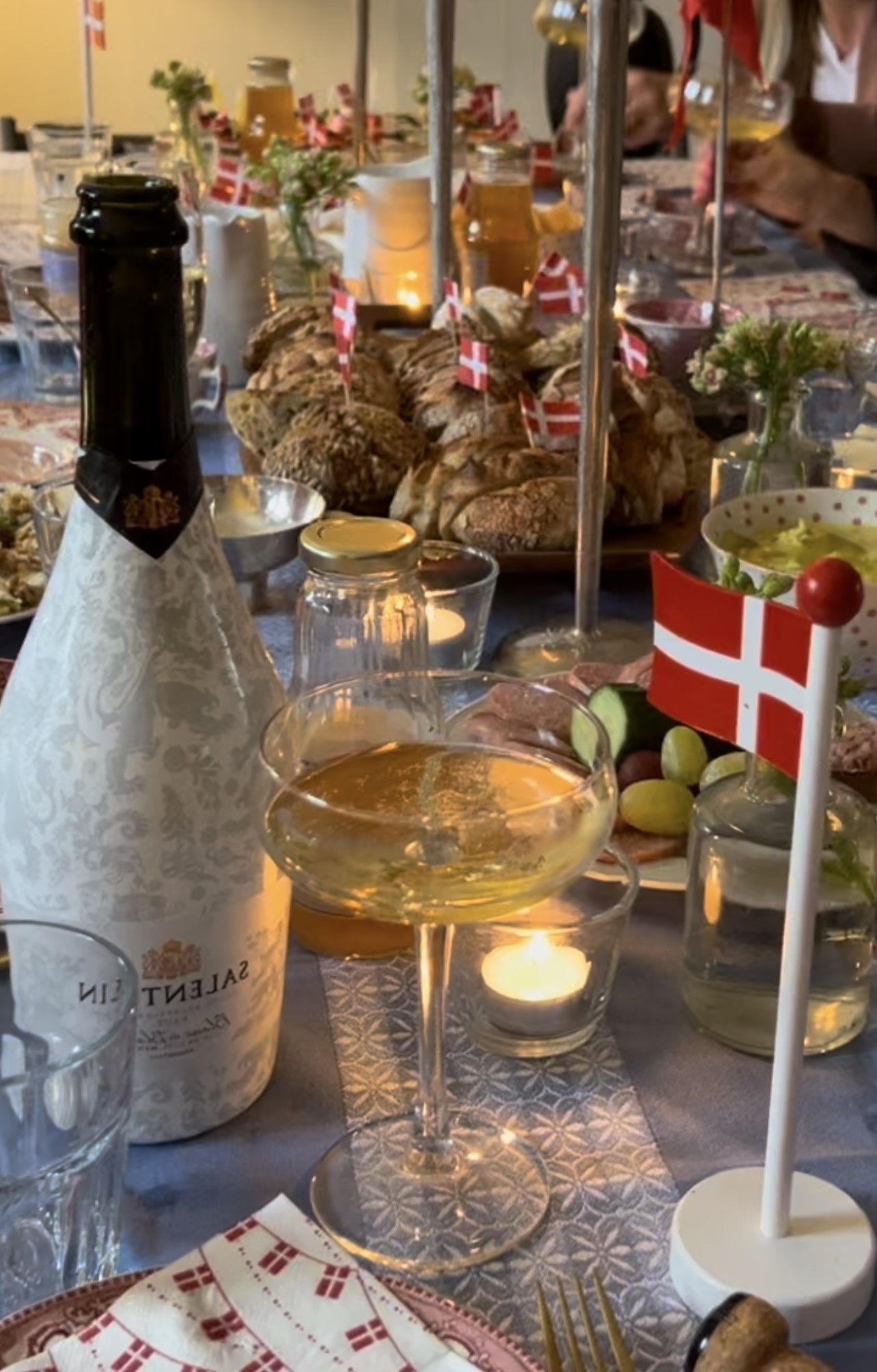 Fødselsdagsbord med flag og bobler på Solbjerggaard