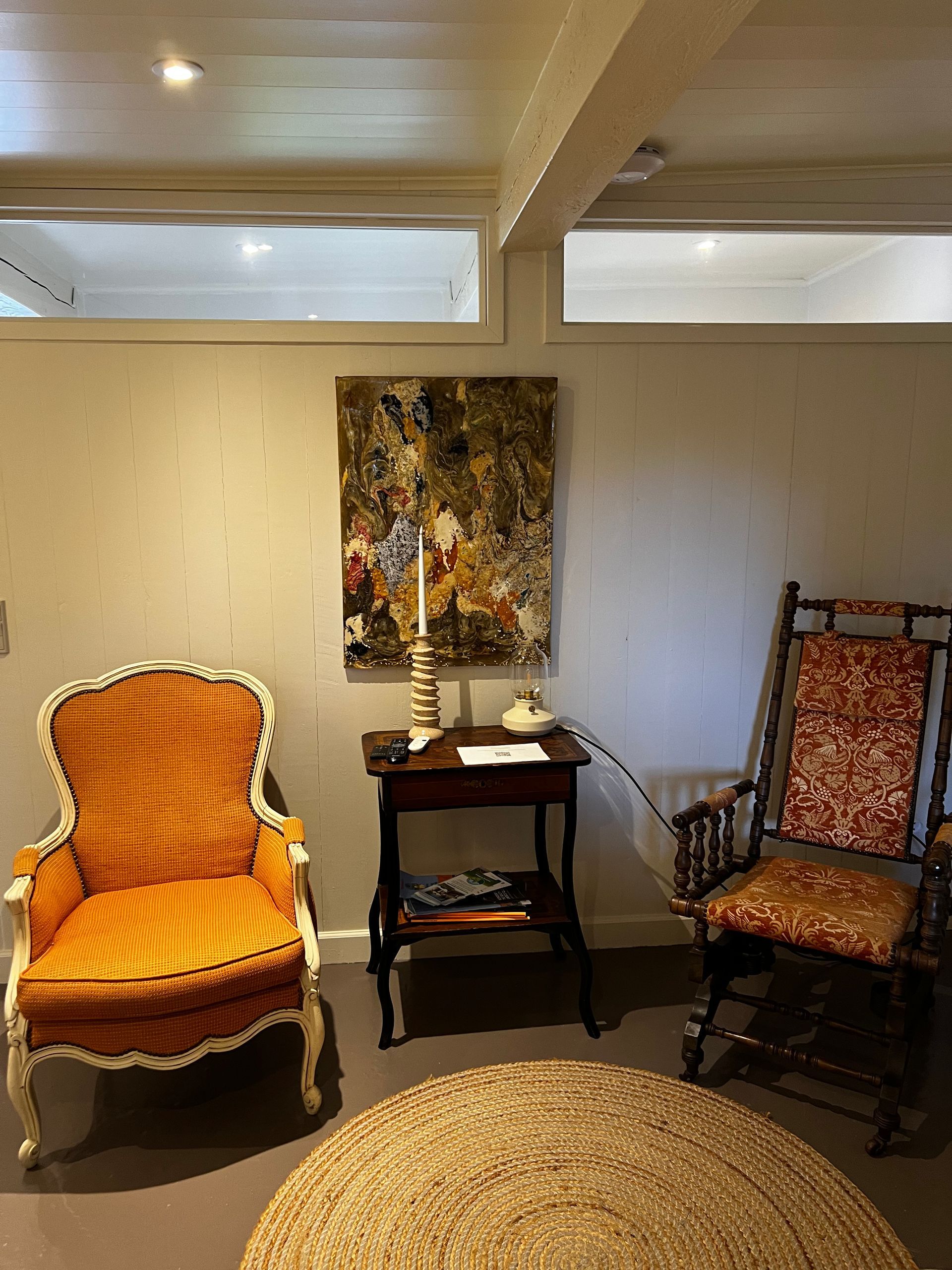 A living room with two rocking chairs and a table