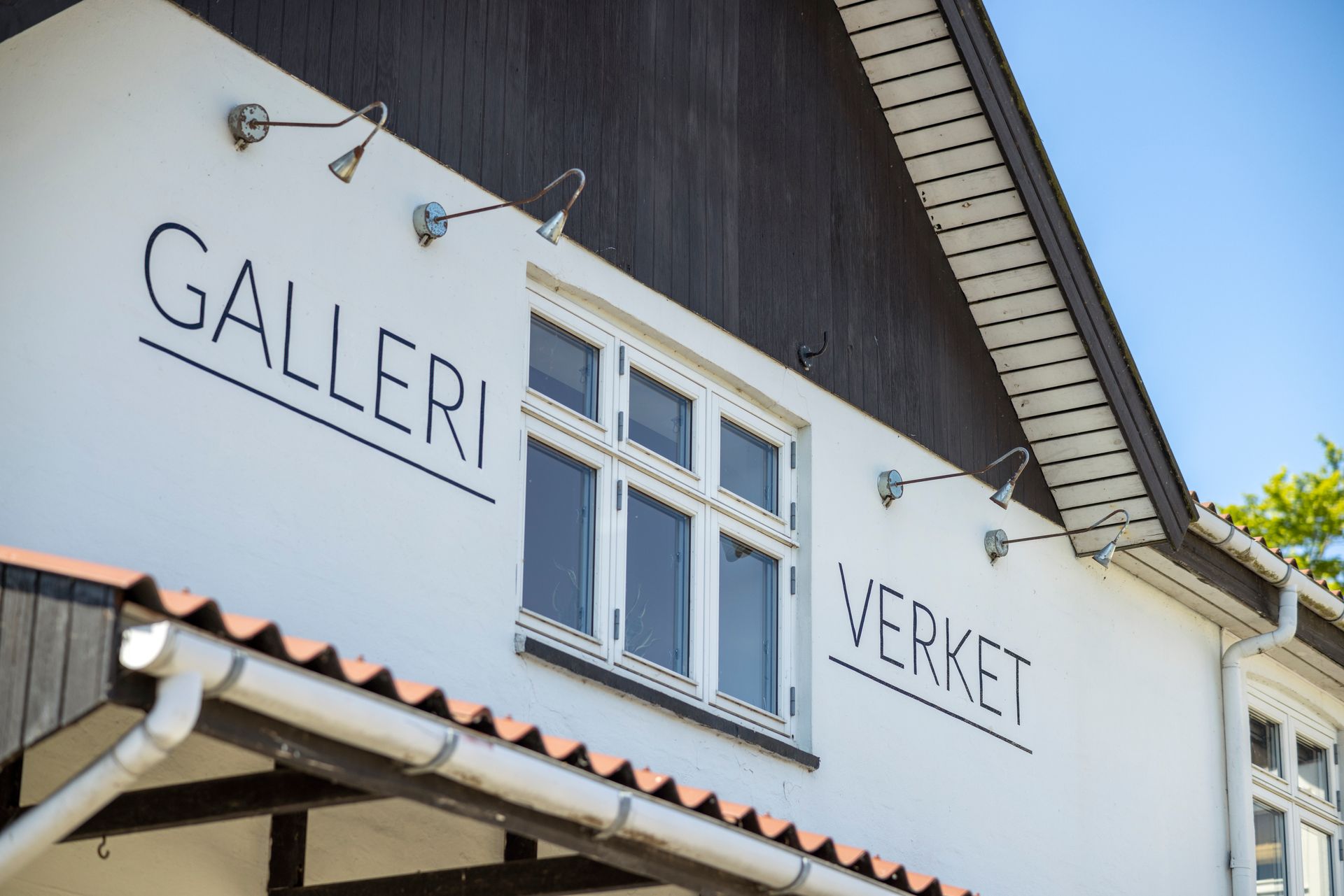 A white building with a sign that says galleria verket