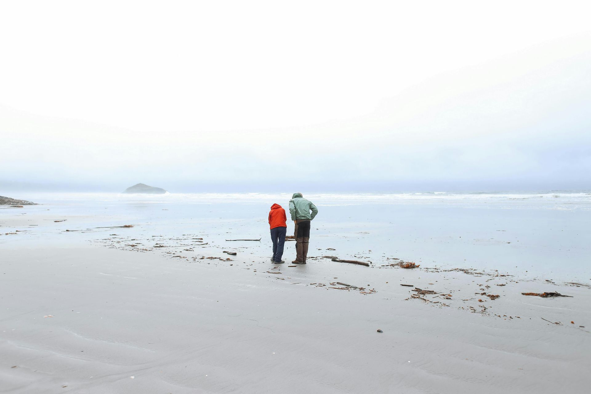 Hyggelig vinterstrandtur langs Danmarks sydkyst – frisk luft og fornyelse. Cosy winter beach walk along Denmark’s south coast – fresh air and rejuvenation.
