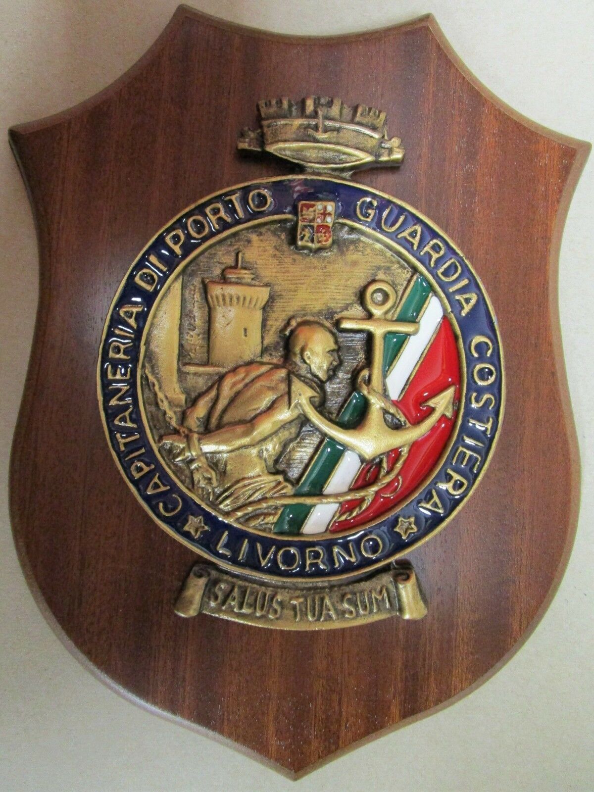 gagliardetto con base in legno scuro