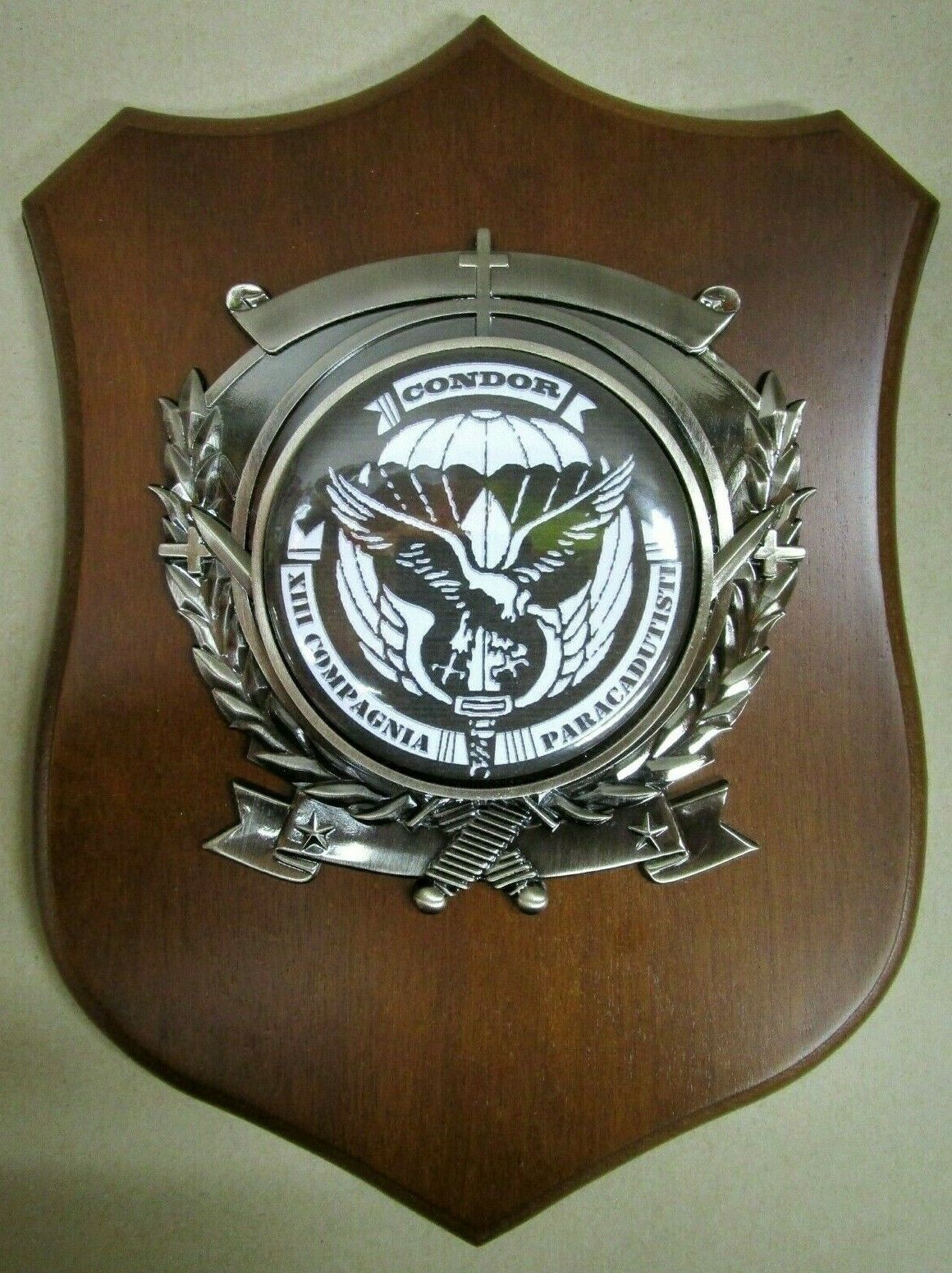 gagliardetto in argento con base in legno