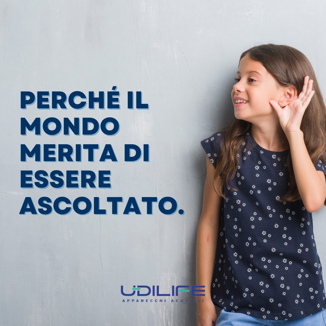 Camicia bianca fumante su un tavolo, con nebbia visibile.