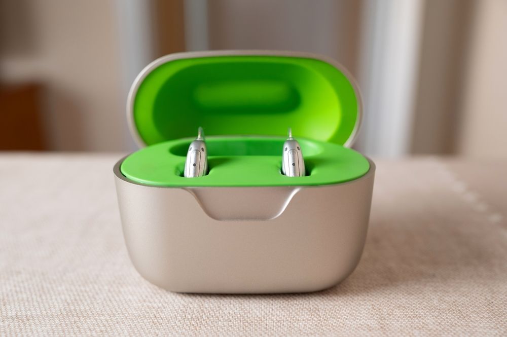 Una giacca e una camicia fluttuanti sopra un cesto della biancheria in una lavanderia a tema blu con farfalle.