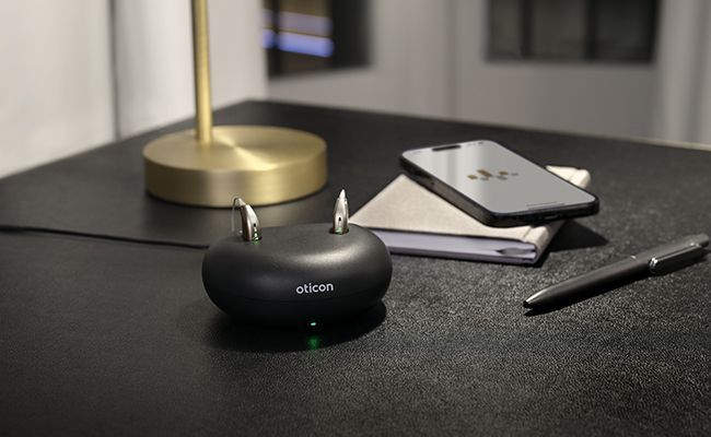 Una giacca e una camicia fluttuanti sopra un cesto della biancheria in una lavanderia a tema blu con farfalle.