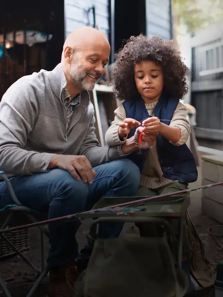 Una giacca e una camicia fluttuanti sopra un cesto della biancheria in una lavanderia a tema blu con farfalle.
